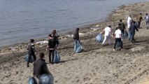 Öğrenciler Van Gölü sahilini temizledi - VAN