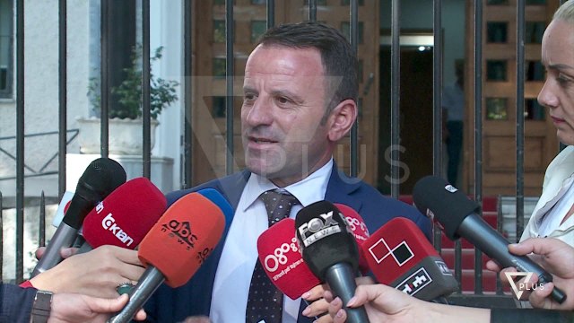 Rexhep Rraja mbetet në qeli, Xhisiela shkon ta mbështesë në Gjykatë - News, Lajme - Vizion Plus