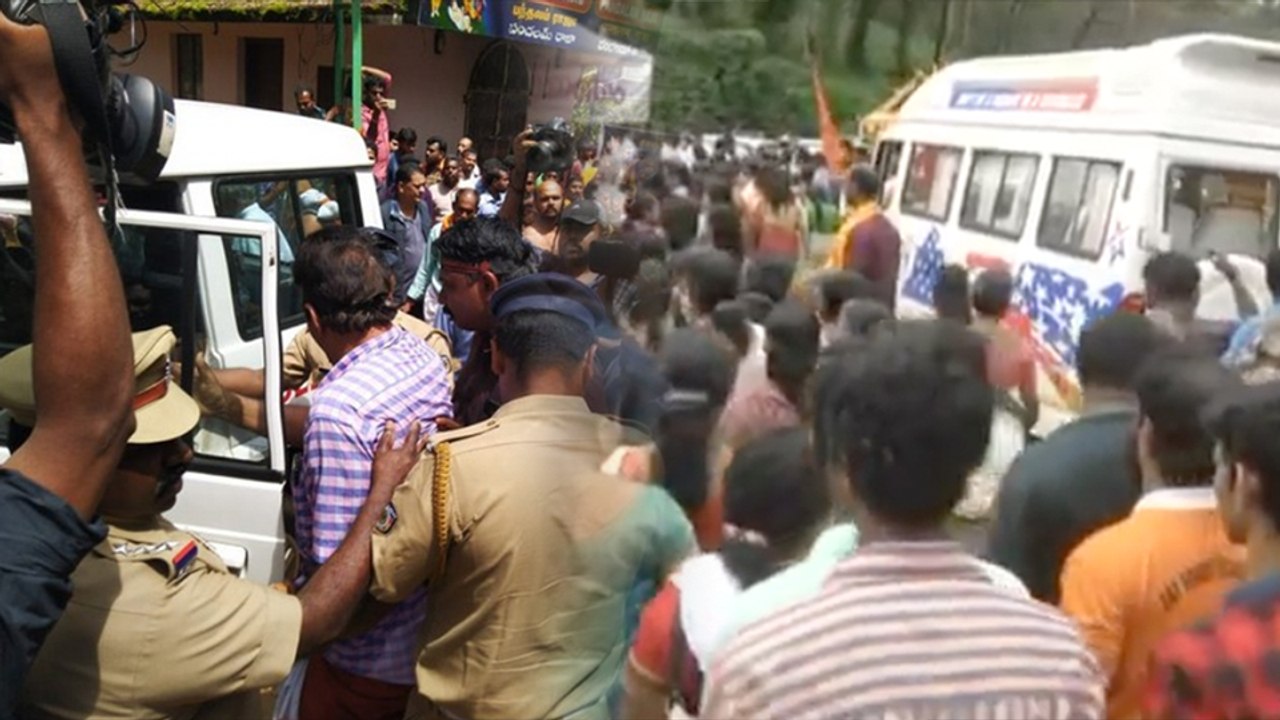 போராட்டத்தை தொடர்ந்து சபரிமலை பகுதியில் 144 தடை உத்தரவு