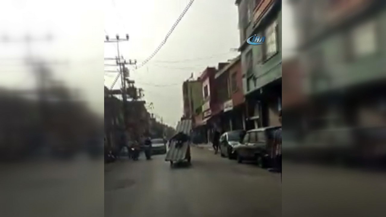 Çinko sac düşmesin diye üzerine yatarak yolculuk yaptı...Elektrikli bisikletle tehlikeli yolculuk kamerada