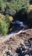 Un camion remorque se met à glisser sur la route sans pouvoir s'arrêter