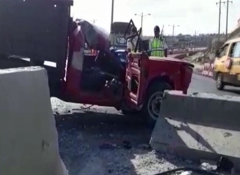 Hombre se salva de milagro al impactarse contra un muro en su camión