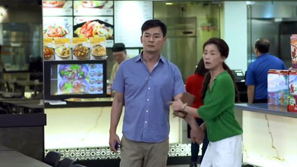 ep11-08_正方與淑君到美食廣場找秋蓮阿婆詢問光明的下落，但秋蓮阿婆誤以為正方與淑君是騙子，正方與淑君無奈之下只好在美食廣場等待送秋蓮阿婆去醫院見光明