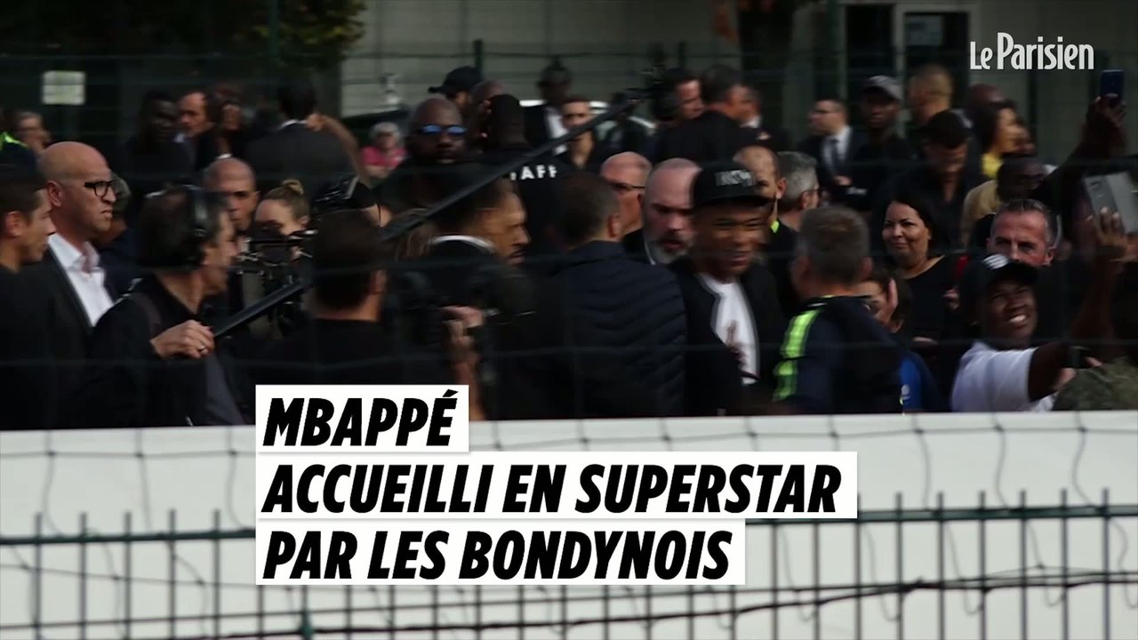 Kylian Mbappé accueilli en superstar par des milliers de fans à Bondy
