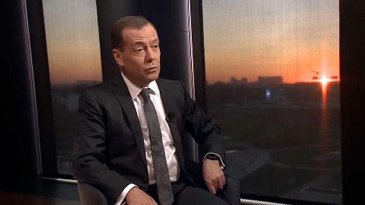 О санкциях, пенсиях и ЕС: интервью Дмитрия Медв...