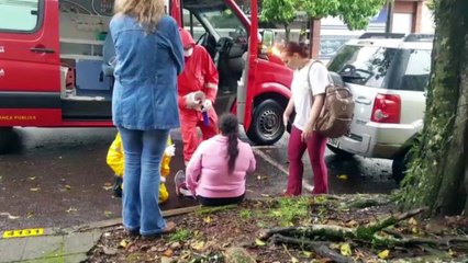 Mulher é atropelada por automóvel no Centro