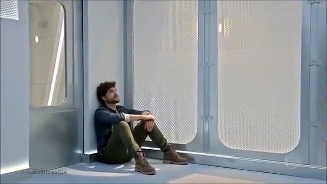 Zoe relembra momentos ao lado de Benjamin e ora a Deus pedindo proteção ao marido: Meu Senhor, salve o meu amor onde quer que ele esteja . Continue ligado nas