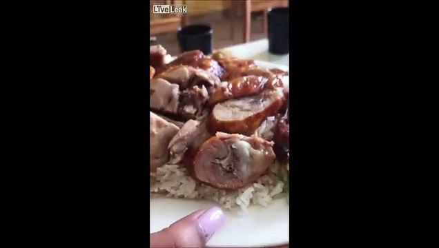 Ca grouille dans ton assiette au restaurant... Viande pleine d'asticots