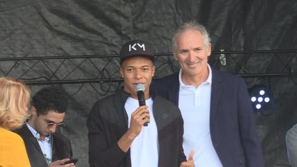 Bleus - Mbappé s'offre un bain de foule à Bondy