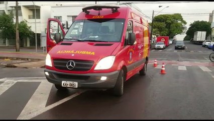 Ciclista fica ferida ao bater contra carro no Centro
