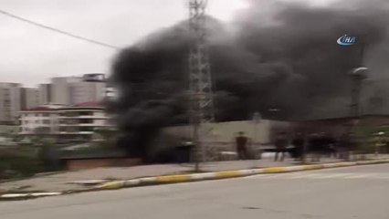 Sultangazi'de Metruk Boya Fabrikasında Korkutan Yangın