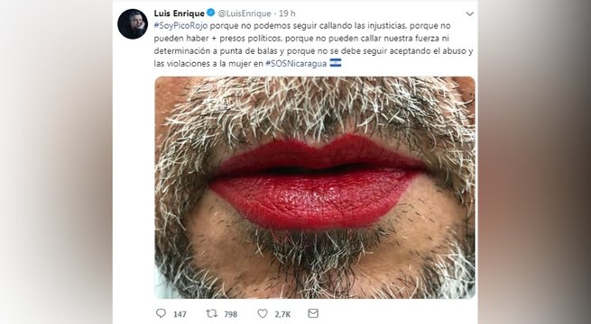 Nicaragüenses se pintan de rojo los labios para protestar contra el Gobierno-