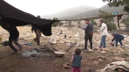 Yörük Ailenin Toroslardan Develeriyle Göç Yolculuğu Başladı