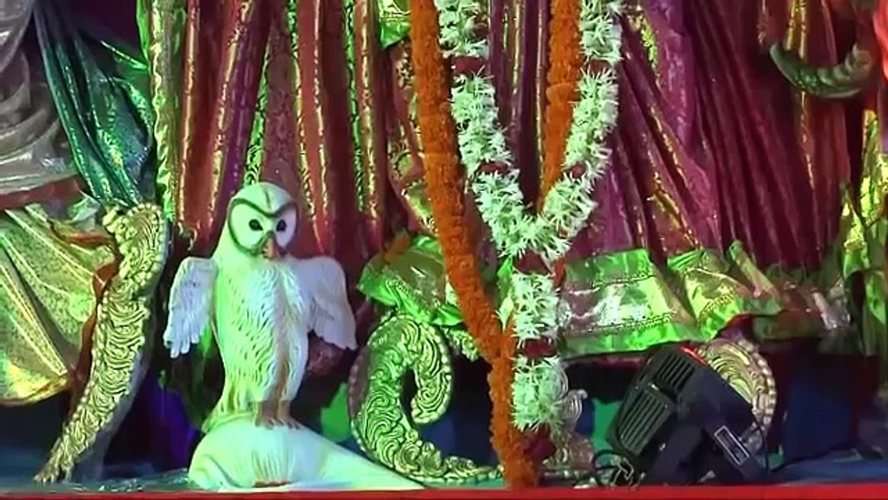 Sushmita Sen's AMAZING Durga Puja Dance 2018 With Daughter Renee Sen
