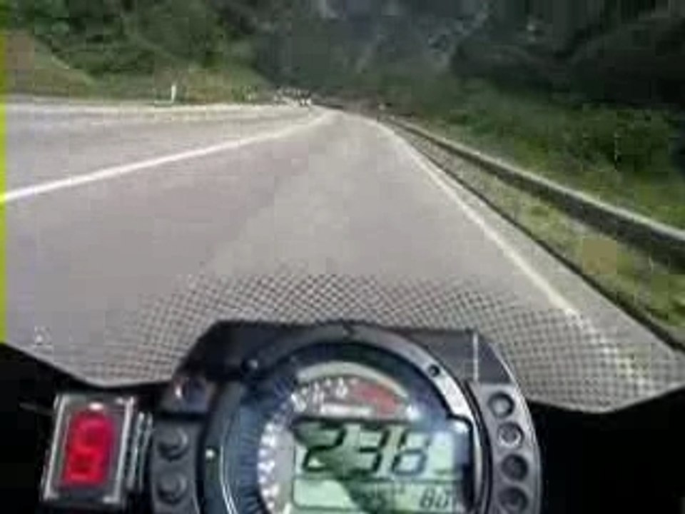 Zx10 r  300km/h sur une route de montagne