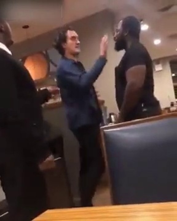 Il va regretter d'avoir touché le visage de ce vigile.