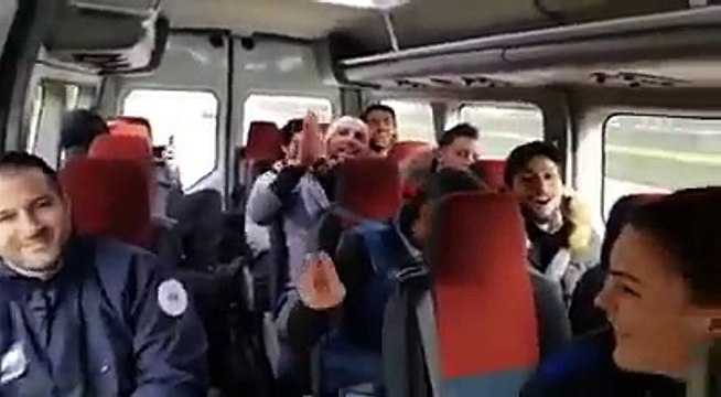 Des policiers s'ambiance avec des clandestins algériens.