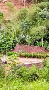 Kamu melihat gunung-ganang itu, kamu menyangkanya ia tetap di situ, padahal ia bergerak seperti bergeraknya awan, (demikianlah) perbuatan Allah yang telah membu