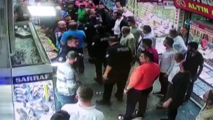 Esnaf, bıçaklı zanlıyı ölümü göze alarak böyle durdurdu