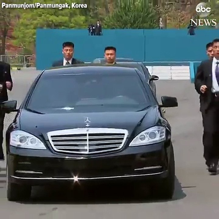Lescorte de la voiture de Kim Jong-un avec 12 garde du corps