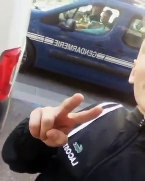 Il essaye de faire un selfie avec des gendarmes