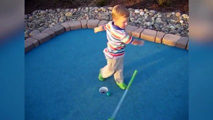 Le mini bambin ne comprend VRAIMENT pas le mini-golf