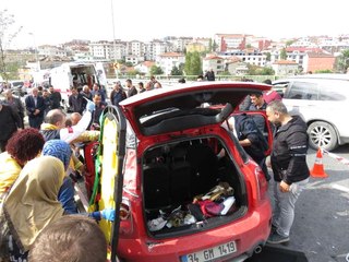 Bariyerleri Aştı; Karşı Yönden Gelen Otomobil Üzerine Uçtu (1)