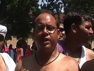 मोदी की वादाखिलाफी से खफा शिक्षा मित्रों का अर्धनग्न प्रदर्शन