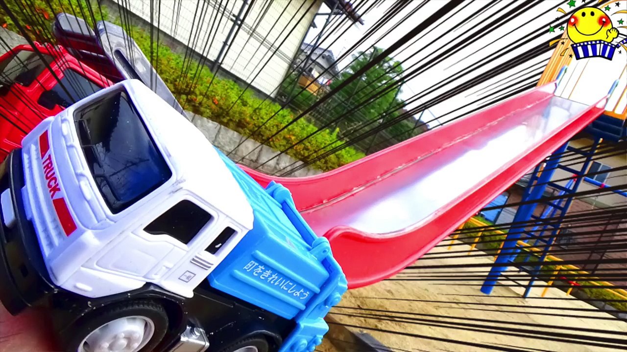 はたらくくるま達が公園の滑り台で砂場へダイブ！遊具で働く車のりものと外遊びドライブしよっ♪アン...