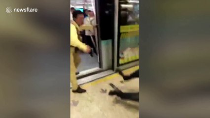 Foreigner breaks up fight between Chinese passengers on Shanghai Metro