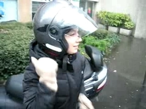 Lex danse le matin même sous la pluie