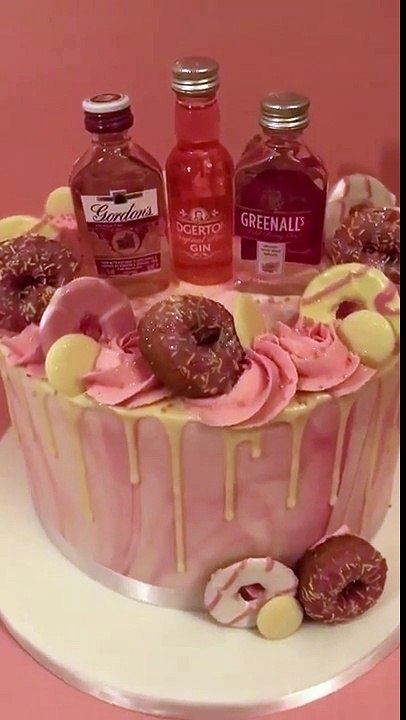 Gin inspired cake by Lowri's Bespoke Bakery