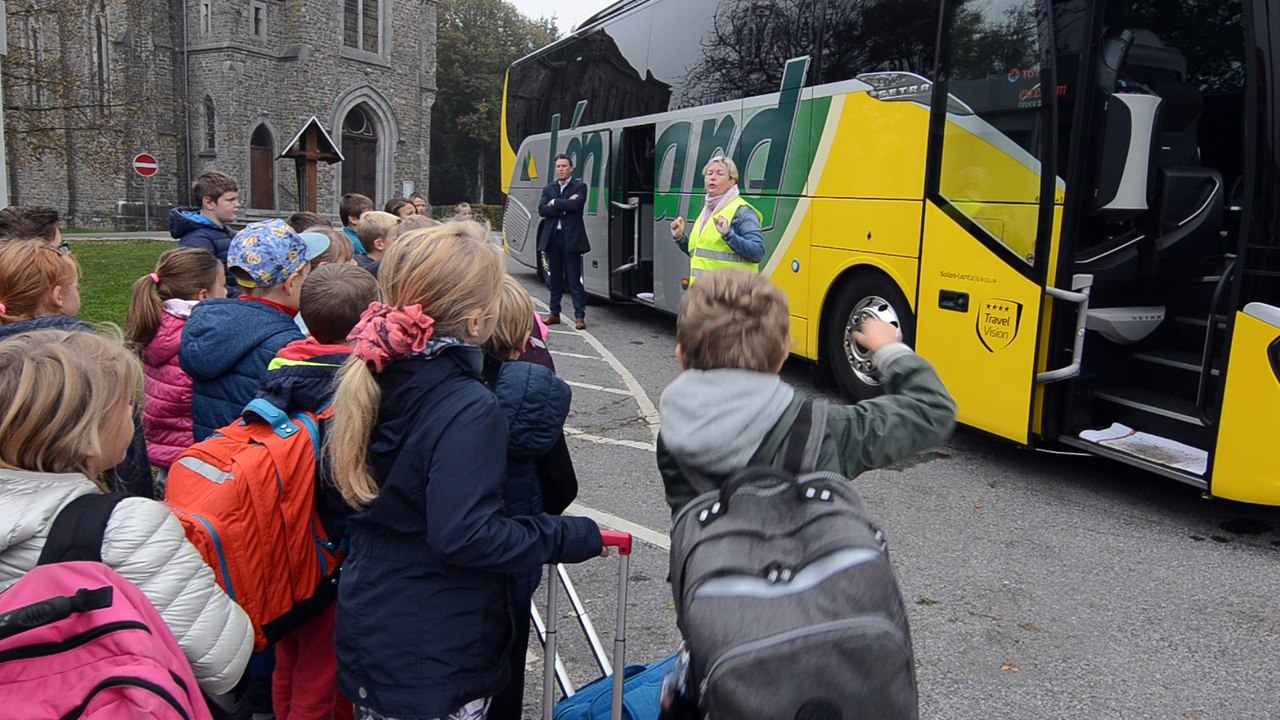 Les conseils de la FBCO pour monter dans un car scolaire de manière sécurisée (à l'école communale de Bosson)