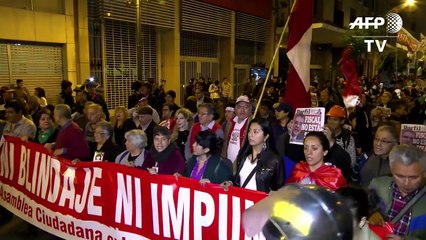 Marchan en Perú contra ley que beneficia a expresidente Fujimori