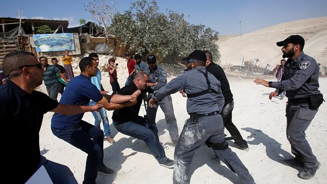 Israele abbatte un villaggio beduino: la protesta dei palestinesi