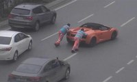 Lamborghini yolda kaldı, yardımına işçiler yetişti