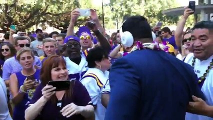 Un père motive son fils avec un Haka avant un match de foot US