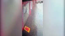 Vídeo mostra geladeira exposta em loja sendo derrubada pelo vento