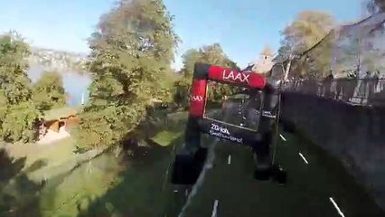 Un drone de course termine au milieu des poissons