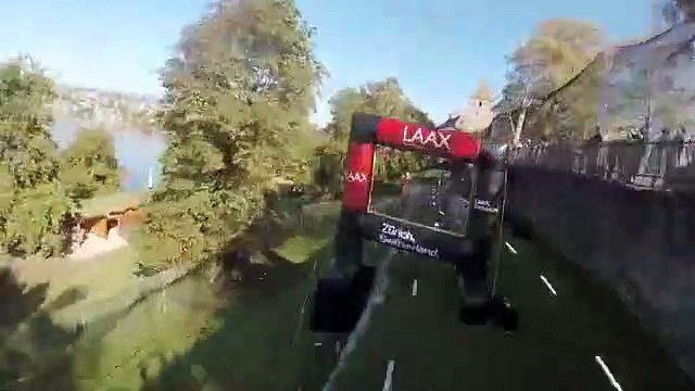 Un drone de course termine au milieu des poissons