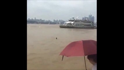 Sur le point de se noyer il reçoit une bouée de sauvetage... la suite est juste énorme !