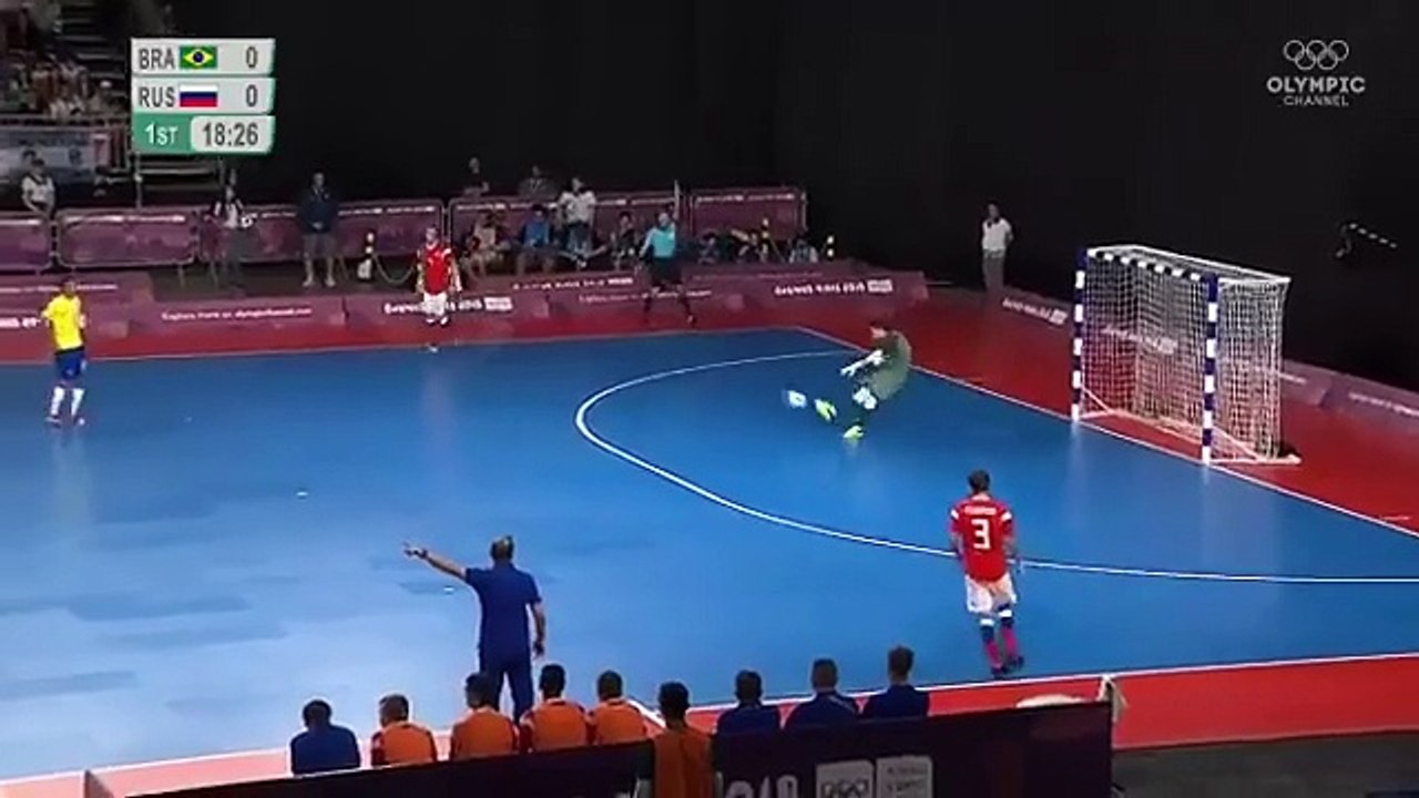 Desorientou-se na final e rematou para a baliza errada (vídeo)