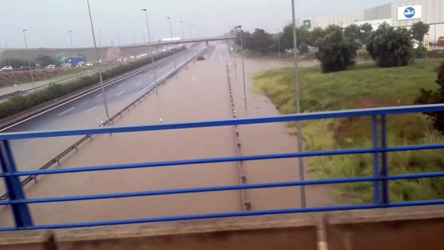 Cortadas tres carreteras e inundada una estación de Metro en Valencia por la gota fría (Vídeo 2)