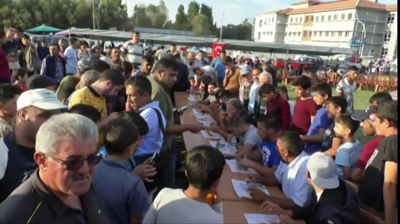 Pide Yeme Yarışmasında 10 Dakikada 9 Pide Yedi