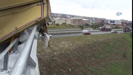 Beylikdüzü'nde Trafik Kazası! Devrilen Kamyon Korkuluklarda Asılı Kaldı