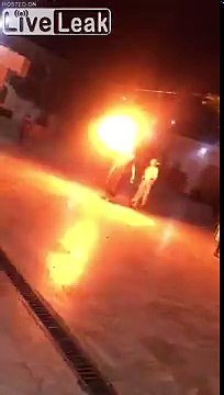 Ce cracheur de feu s'enflamme devant la foule en plein spectacle !