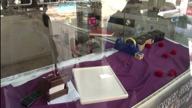 İzmir’de Boş Daireden Duvarı Delip Kuyumcuyu Soydular