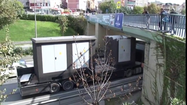 BBağcılar TEM'de Beton Trafo Yüklü TIR, O-3'te Üst Geçide Takıldı