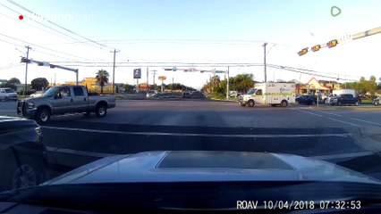 Por no respetar el semáforo este ciclista fue atropellado por un auto