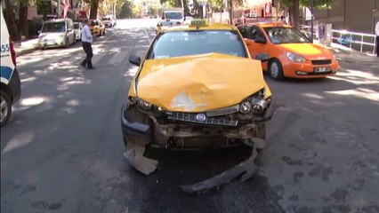 Kazaya Karışan Araç, Park Halindeki Otomobilin Üzerine Uçtu